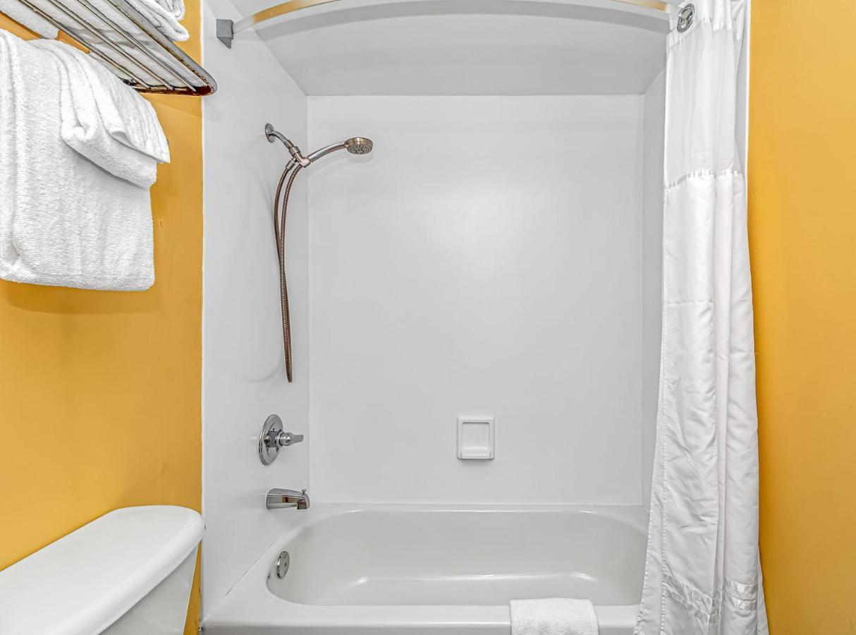 Landmark Resort 1422 Massive Pools And Lazy Rivers Perfect For A Couple Or Party Of 4 Myrtle Beach Room photo