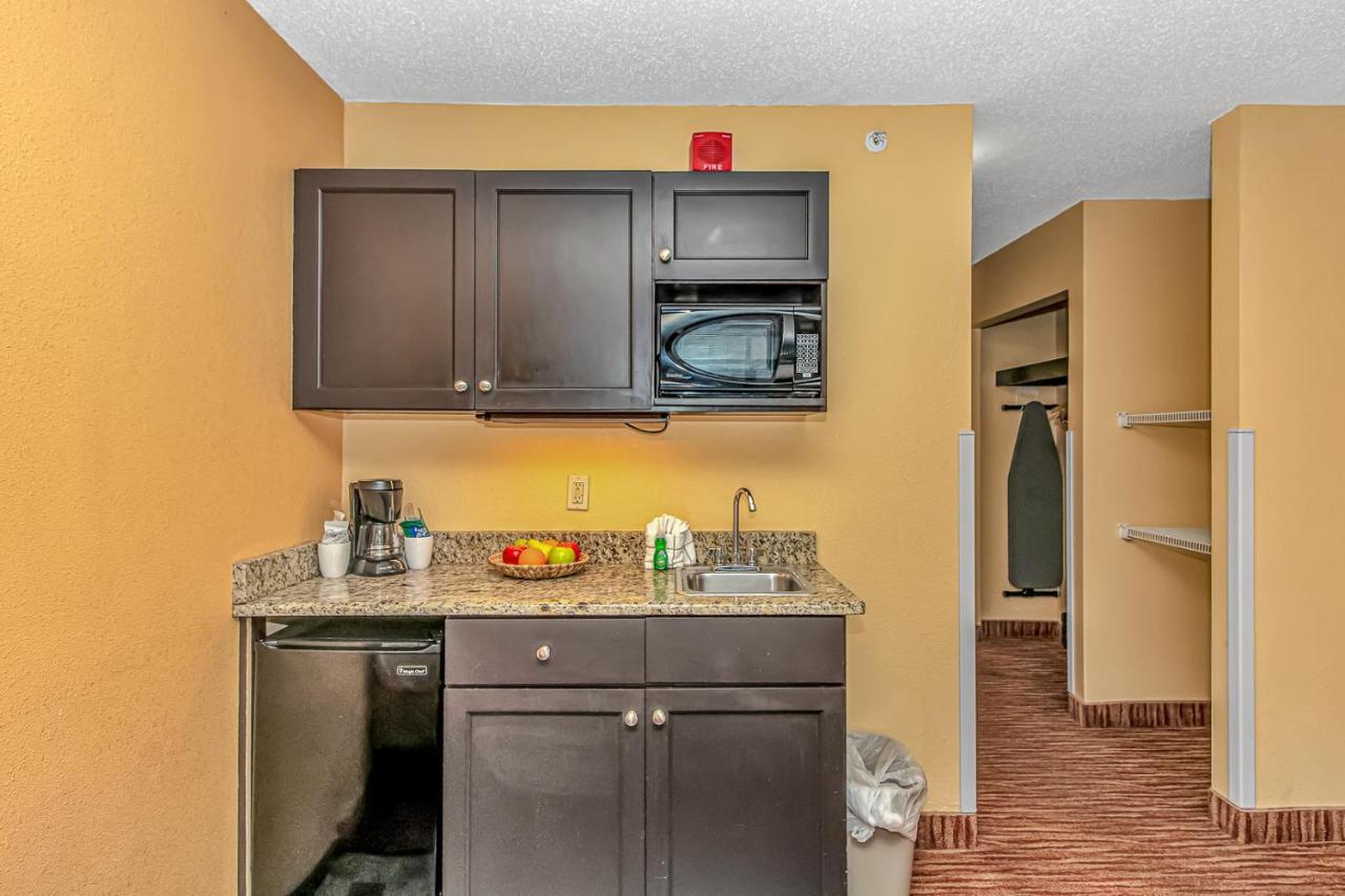 Landmark Resort 1422 Massive Pools And Lazy Rivers Perfect For A Couple Or Party Of 4 Myrtle Beach Room photo